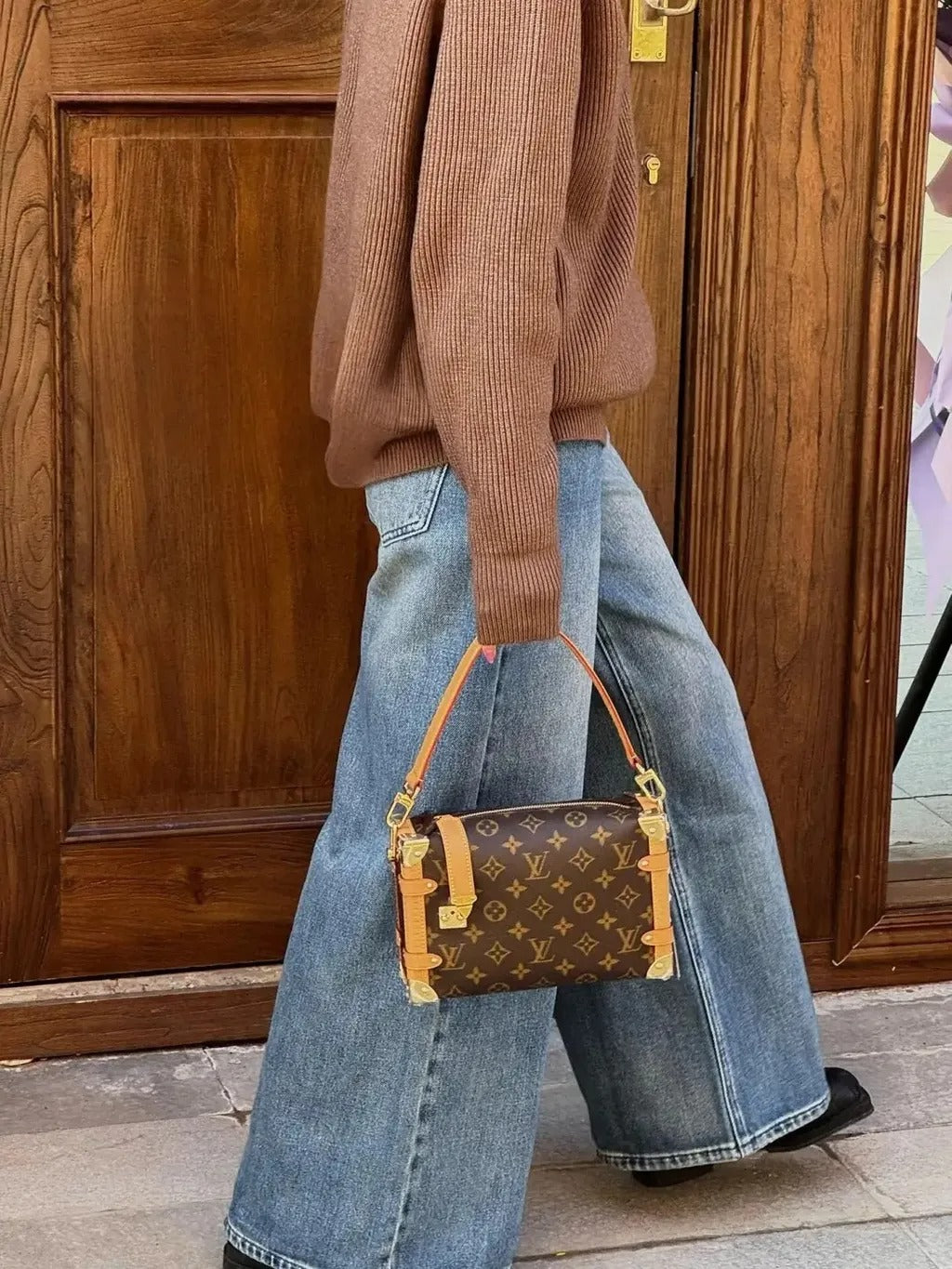 Side Trunk PM – Bolsa Feminina Estruturada Monogram de Luxo
