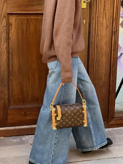 Side Trunk PM – Bolsa Feminina Estruturada Monogram de Luxo