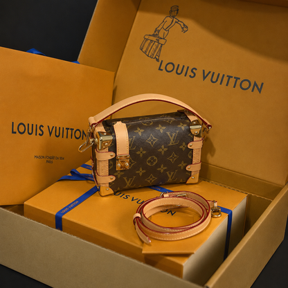 Side Trunk PM – Bolsa Feminina Estruturada Monogram de Luxo