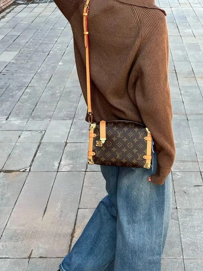 Side Trunk PM – Bolsa Feminina Estruturada Monogram de Luxo