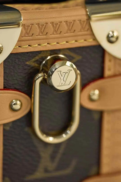 Side Trunk PM – Bolsa Feminina Estruturada Monogram de Luxo