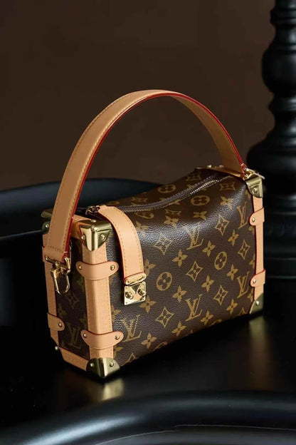 Side Trunk PM – Bolsa Feminina Estruturada Monogram de Luxo
