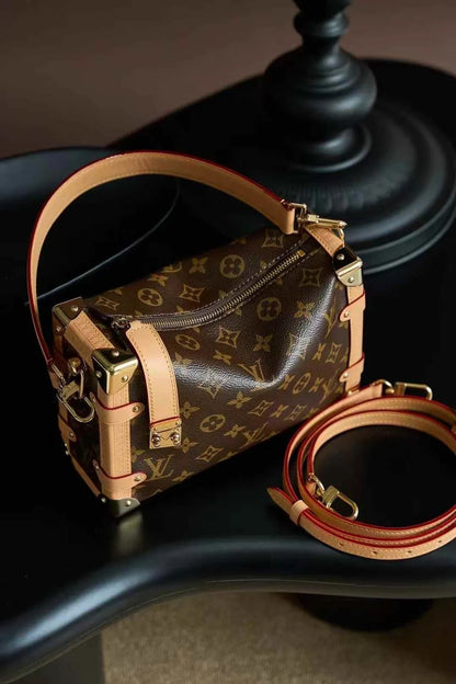Side Trunk PM – Bolsa Feminina Estruturada Monogram de Luxo