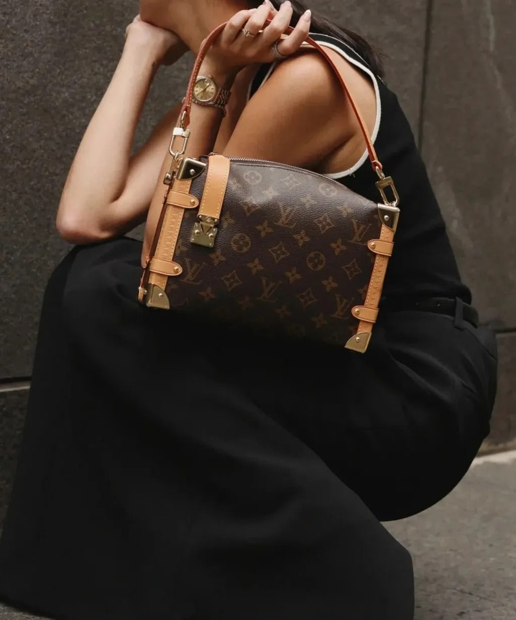 Side Trunk PM – Bolsa Feminina Estruturada Monogram de Luxo
