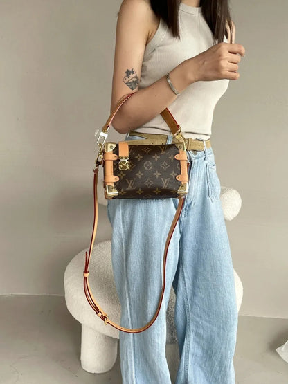 Side Trunk PM – Bolsa Feminina Estruturada Monogram de Luxo