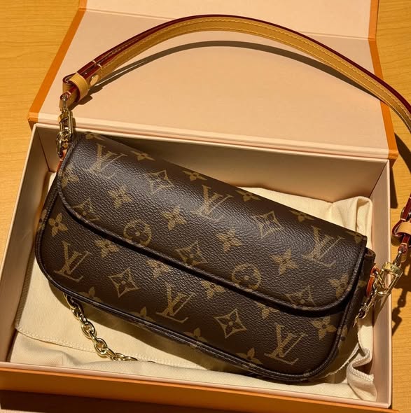 Wallet on Chain Ivy – Bolsa Feminina Monogram de Luxo