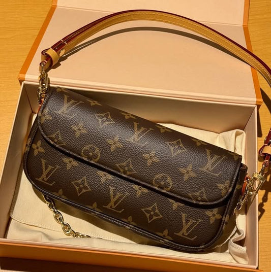 Wallet on Chain Ivy – Bolsa Feminina Monogram de Luxo